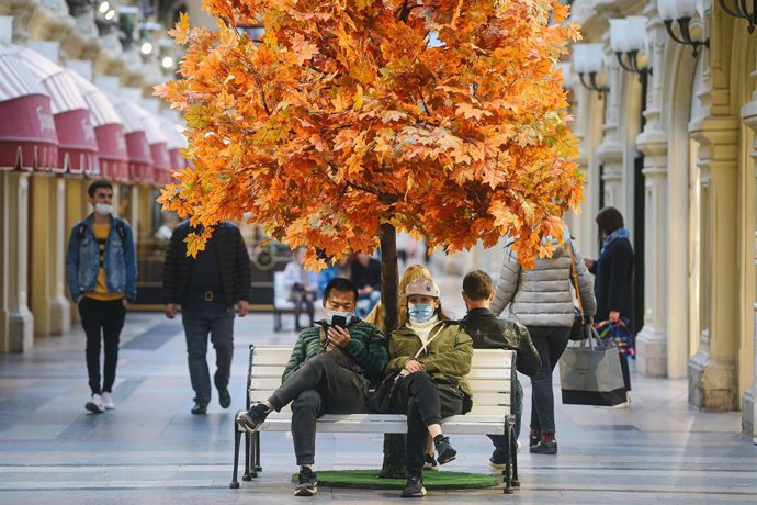 Dos personas con mascarilla cerca de la Plaza Roja de Moscú