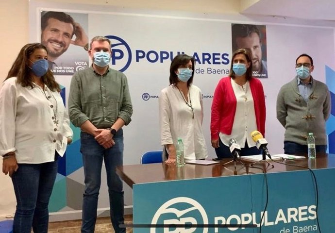 Ceballos (centro), junto a la alcaldesa de Baena, en la sede del PP del municipio.