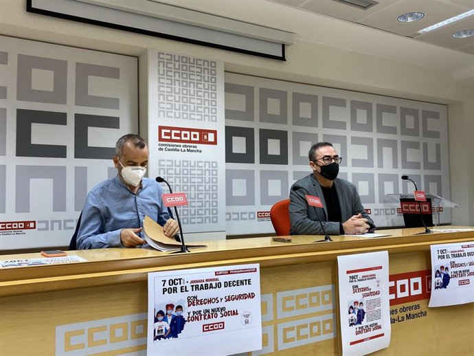 El secretario regional de CCOO, Paco de la Rosa, en rueda de prensa