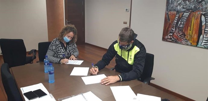 La alcaldesa de Zatatán (I) y el presidente de Inclusport durante la firma del acuerdo.