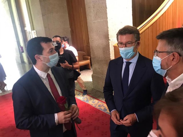 Gonzalo Caballero, izquierda, junto a Alberto Núñez Feijóo, derecha, en un corrillo tras la sesión de constitución del nuevo Parlamento