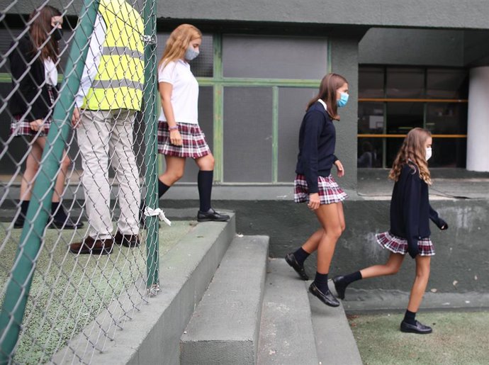 Alumnos caminan por el patio del colegio SEK Ciudalcampo, en San Sebastián de los Reyes, Madrid (España), a 18 de septiembre de 2020. 