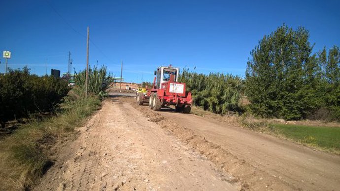 Pla general d'una mquina treballant en camins de l'Horta. Imatge de l'octubre de 2020. (Horitzontal)