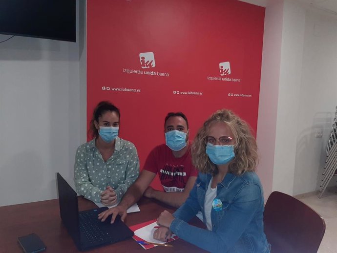 El coordinador local de IU en Baena y portavoz municipal, David Bazuelo (centro), en la sede de su partido.