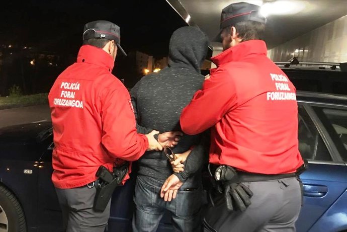 Agentes de la Policía Foral realizan una detención en Elizondo