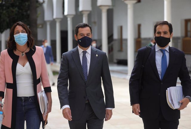 El presidente de la Junta de Andalucía, Juanma Moreno, a la llegada a la sesión de control al gobierno en el Pleno del Parlamento de Andalucía. En Sevilla (Andalucía, España) a 24 de septiembre 2020 (Foto de archivo).