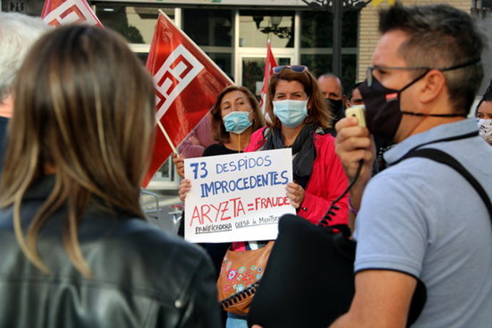 Imatge d'una manifestant amb una pancarta el 7 d'octubre de 2020. (Horitzontal)