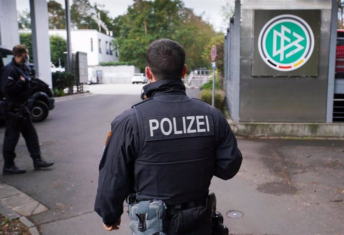 Policías en la sede de la Federación Alemana