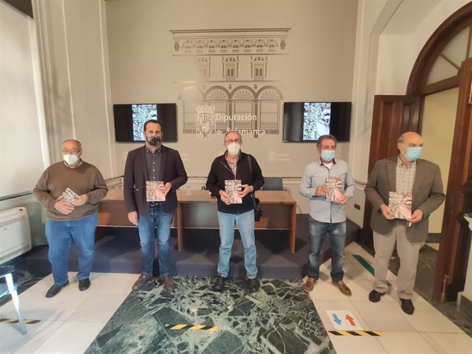 Representantes de la Diputación de Salamanca y de Puerto Seguro en la presentación del nuevo libro.