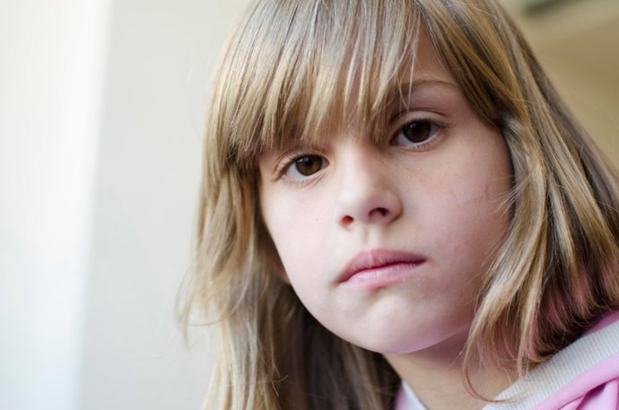 Fotografía de un niña de la campaña de Aldeas infantiles para proteger a los menores.