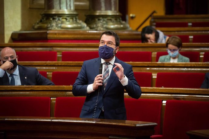 El vicepresidente en funciones de presidente, Pere Aragons, en el pleno del Parlament