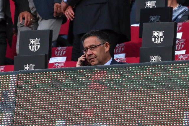 El presidente del FC Barcelona Josep Maria Bartomeu en el palco del Camp Nou