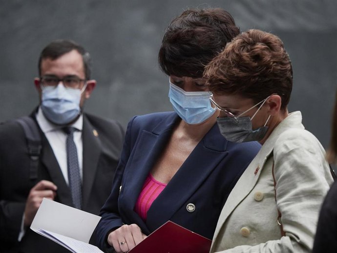 (I-D) El Vicepresidente primero del Gobierno de Navarra, Javier Remírez; la consejera de Economía y Hacienda, Elma Saiz; y la Presidenta del Gobierno de Navarra, María Chivite, momentos antes del inicio de una sesión plenaria en el Parlamento de Navarra