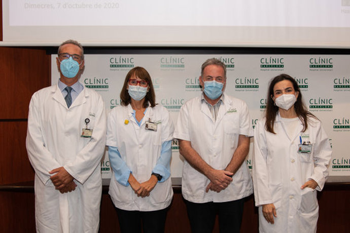 El responsable del programa de neurocirurgia funcional de l'Hospital Clínic, Jordi Rumi; la directora de l'Institut de Neurocincies, Fina Castro; el neurleg Francesc Valldeoriola i la cap d'Epilpsia, la Dra Mar Carreño. 7 d'octubre del 2020. (H)