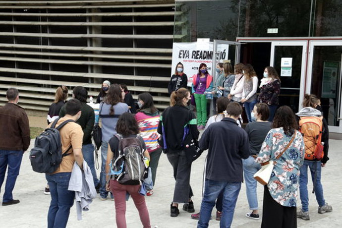 Pla general de la concentració per reclamar la readmissió de la investigadora de la UdG que va denunciar assetjament laboral, el 7 d'octubre del 2020 (horitzontal)