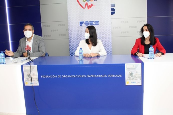 De izda a dcha, Pedro Morillo, Elvira Ruiz y Nuria Gutiérrez explican el nuevo proyecto de FOES Saludable.