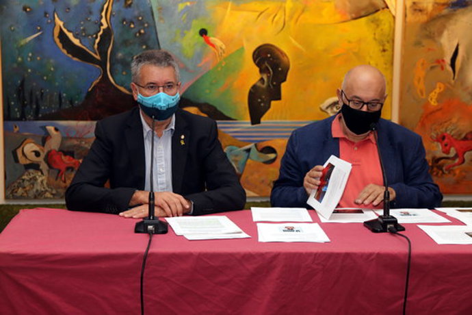 Pla mitj de l'alcalde de Tarragona, Pau Ricom, i del director de l'rea de Cultura, Carles Figuerola, durant la presentació de la temporada de tardor de teatre de la ciutat. Foto del 7 d'octubre del 2020 (horitzontal).