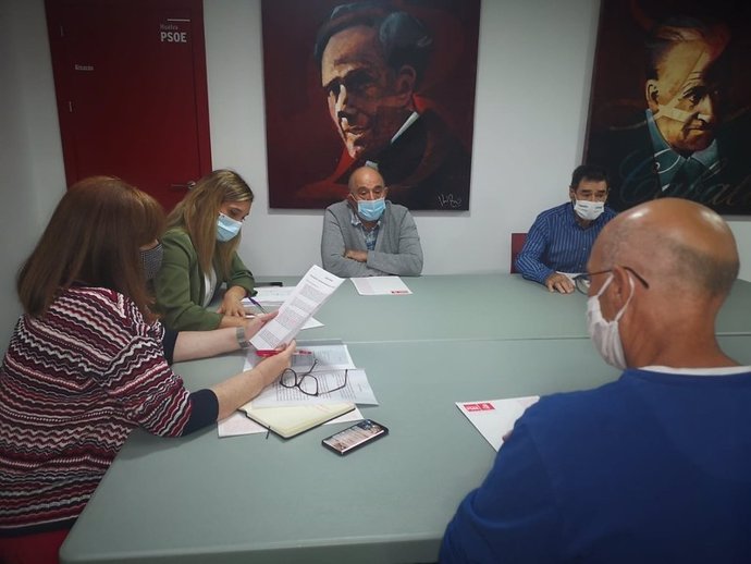 Parlamentarias socialistas se reúnen con emigrantes retornados en Huelva.