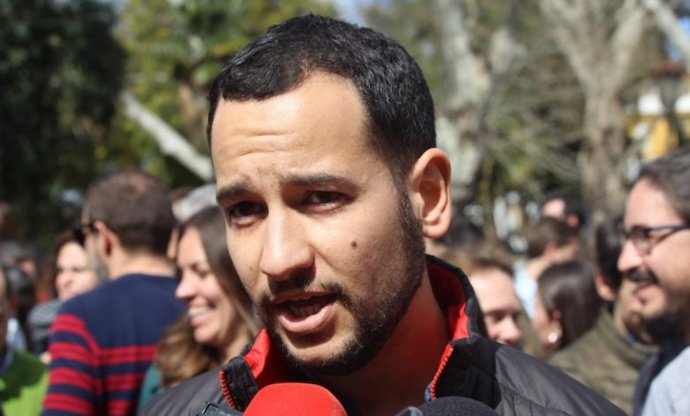 El responsable federal de Política Municipal de IU, Daniel González Rojas, atiende a los medios