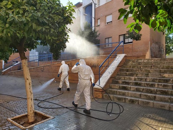 Bomberos del Consorcio Provincial durante las tareas de desinfección en Lucena