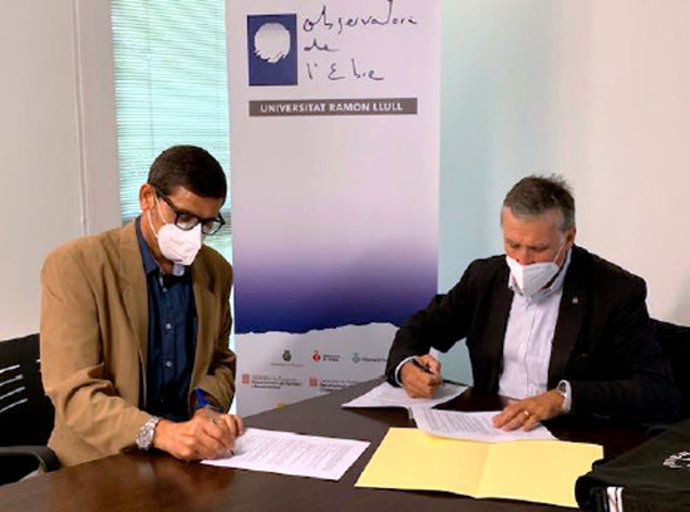Pla mitj del director de l'Observatori de l'Ebre, David Altadill, i del director de l'ICGC, Jaume Massó, signant el conveni de collaboració. Imatge del 7 d'octubre del 2020 (horitzontal)