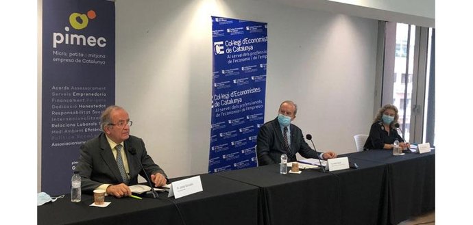 El presidente de la patronal catalana, Josep González; el decano del Collegi d'Economistes de Catalunya, Anton Gasol, y la coordinadora del Gerec Carme Garcia, este miércoles