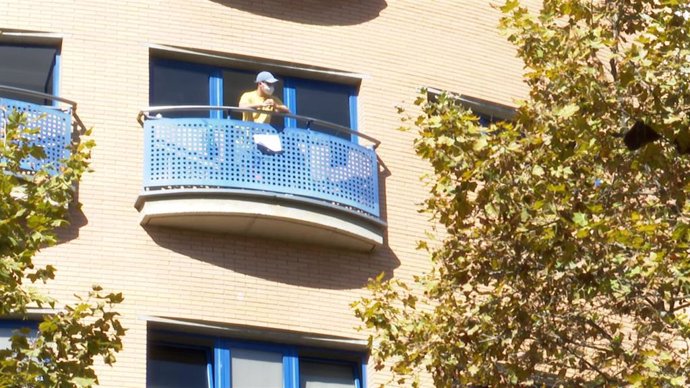 Una persona asomada al balcón del Colegio Mayor Galileo Galilei de Valncia
