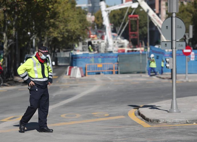 Un vigilante de seguridad en el entorno del viaducto de Joaquín Costa, en Madrid, (España).