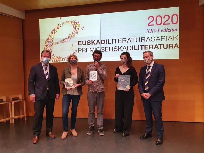 Zupiria y los autores galardonados con los 'Premios Euskadi de Literatura 2020'