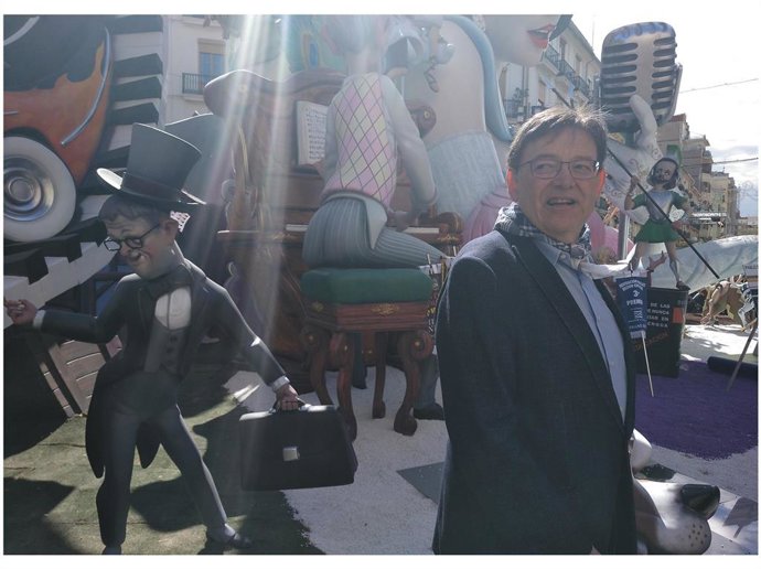Ximo Puig durante su visita a la falla Convento Jerusalén.