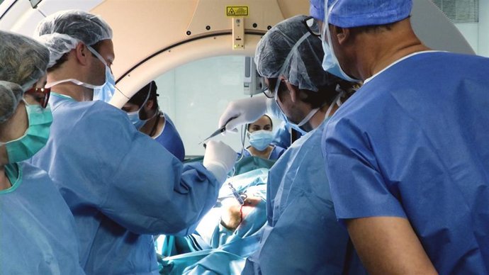 Una operación a un paciente de epilepsia, realizada por el Doctor Jordi Rumi del Hospital Clínic y su equipo.