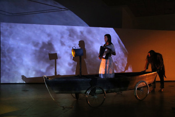Pla general d'un assaig de l'obra "De limitibus atque artificiis in mente" al centre d'arts lo Pati. Imatge del 7 d'octubre de 2020. (horitzontal)