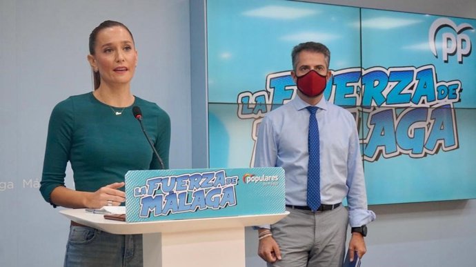 Elisa Pérez de Siles y Carlos Conde en rueda de prensa