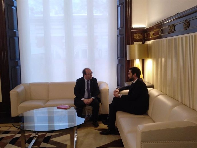 El primer secretario del PSC, Miquel Iceta, y el presidente del Parlament, Roger Torrent, en un encuentro en 2018.