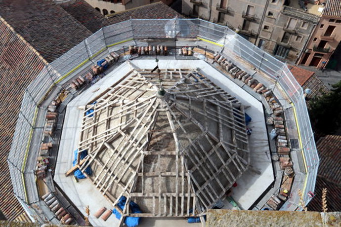 Vista zenital de les obres de rehabilitació del cimbori de l'església de Santa Maria de l'Alba de Trrega, el 7 d'octubre del 2020. (Horitzontal)