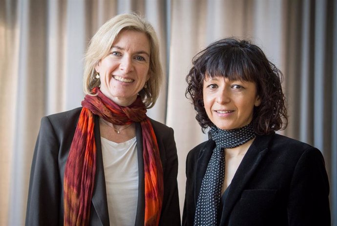 American biochemist Jennifer Doudna (L) and French professor Emmanuelle Charpentier winnes of the 2016 Paul Ehrlich and Ludwig Darmstaedter Prize pose for a photo at Goethe University. The two scientists were awarded the Nobel Prize for Chemistry 2020.