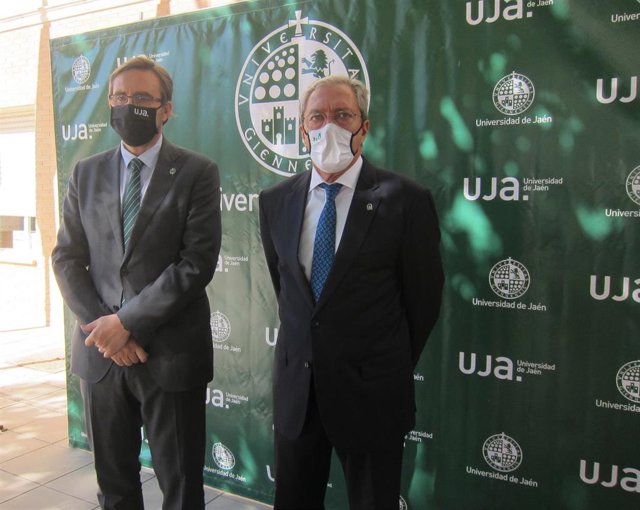 Rogelio Velasco (d), junto al rector de la UJA, Juan Gómez.