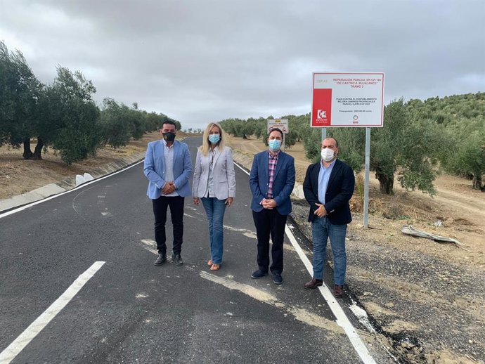 El delegado de Infraestructuras Rurales en la Diputación de Córdoba, Manuel Olmo (segundo por la dcha.), visita el CP-199