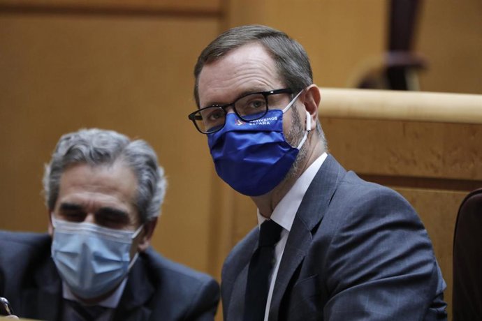 El portavoz del Partido Popular en el Senado, Javier Maroto (d), durante una sesión de control al Gobierno en la Cámara Alta, en Madrid (España), a 6 de octubre de 2020. Durante el pleno, el Gobierno contesta a cuestiones relacionadas con la labor del R