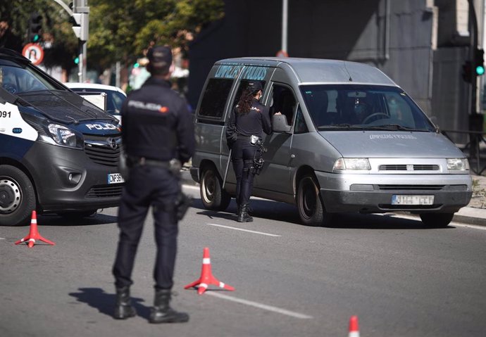 Un agente de la Policía Nacional para a un vehículo durante un control policial de movilidad en Madrid (España), a 6 de octubre de 2020. Hoy es el segundo día laborable desde que entraron en vigor -el viernes 2 de octubre a las 22.48h.- las restriccione