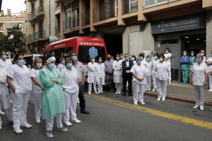 Minut de silenci a la Clínica de Girona per condemnar el crim de la supervisora d'infermeria del Servei de Nefrologia i Dilisi, el 7 d'octubre del 2020 (horitzontal)