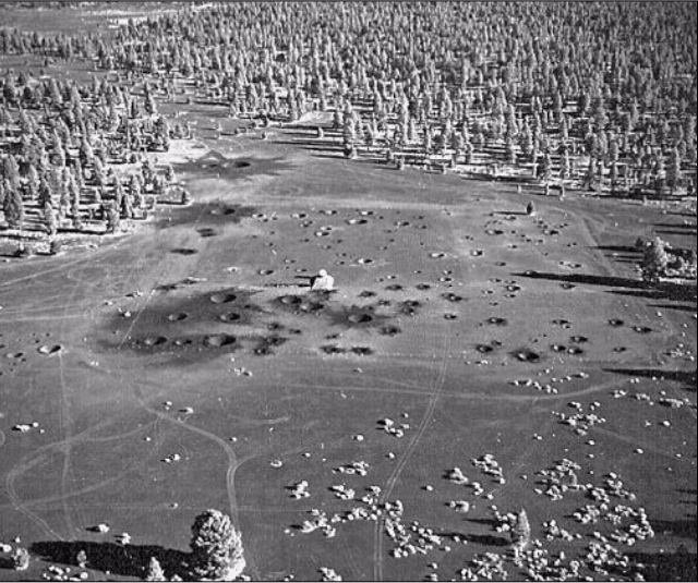 Una imagen aérea del campo del cráter del lago Cinder poco después de su finalización en 1967.