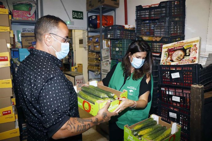Fundación Unicaja se une a la Asociación Las Lagunillas Centro de Málaga en reparto de alimentos y otros productos