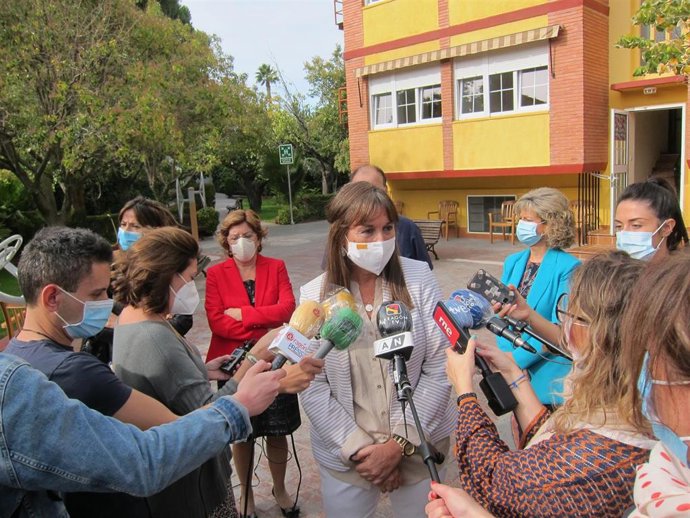 La consejera de Sanidad de Aragón, Sira Repollés, en su visita a la Residencia Pirineos.