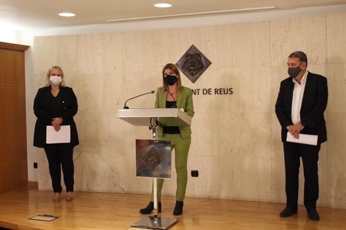Pla general dels regidors de l'Ajuntament de Reus Montserrat Caelles, Noemí Llauradó i Carles Prats en roda de premsa el 7 d'octubre del 2020. (Horitzontal)