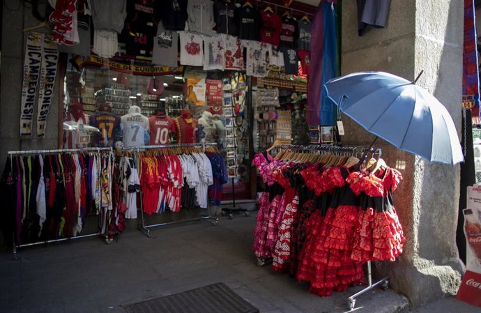 Una tienda de regalos turísticos ubicada en la Plaza Mayor durante el primer día con nuevas restricciones en la movilidad, en Madrid, (España), a 3 de octubre de 2020. La jornada ha estado marcada por las medidas de restricción del Gobierno central que,