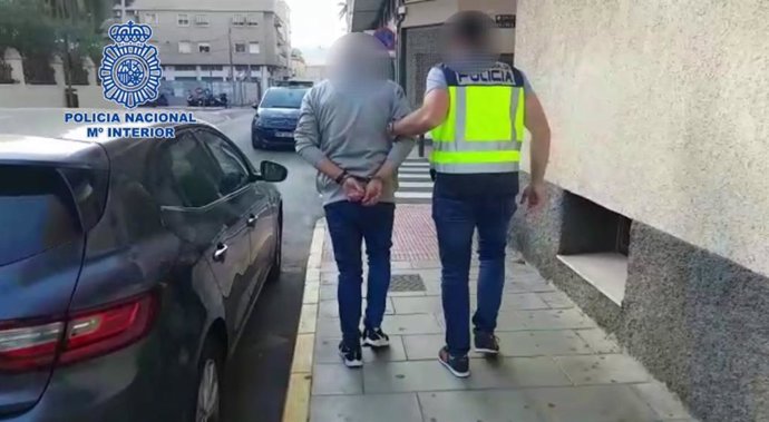 La Policía Nacional ha detenido al fugitivo acusado de agredir sexualmente a una mujer tras asaltarla en su vivienda con un hacha en Elda (Alicante)