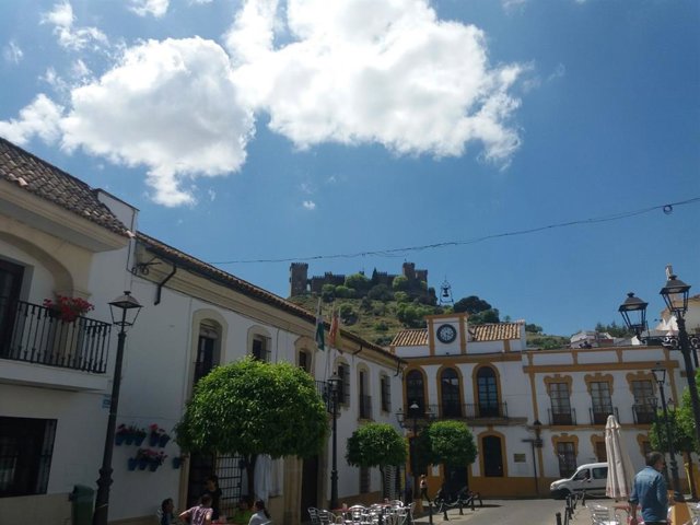 Plaza de Almodóvar del Río, con el castillo y el antiguo ayuntamiento