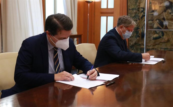 El alcalde de Córdoba, José María Bellido, y el presidente de la empresa municipal de viviendas (Vimcorsa), Salvador Fuentes.