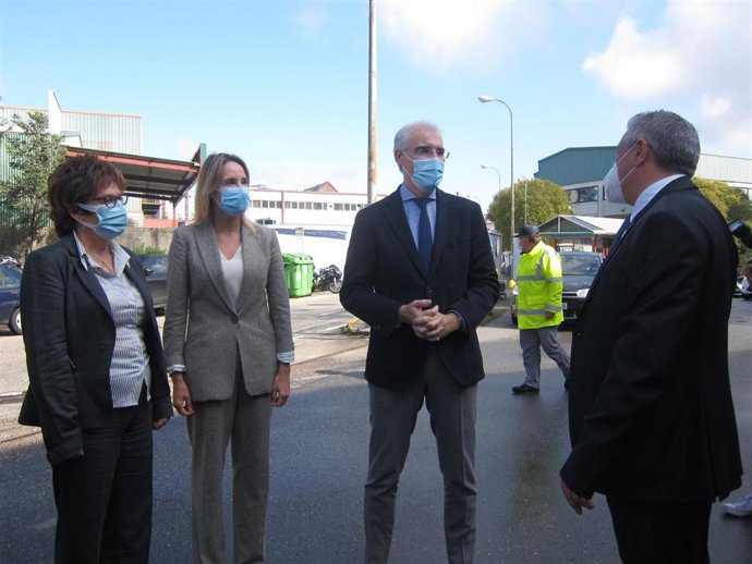 El vicepresidente segundo de la Xunta y conselleiro Economía, Empresa e Innovación, Francisco Conde, durante una visita a la empresa Galmask en Vigo